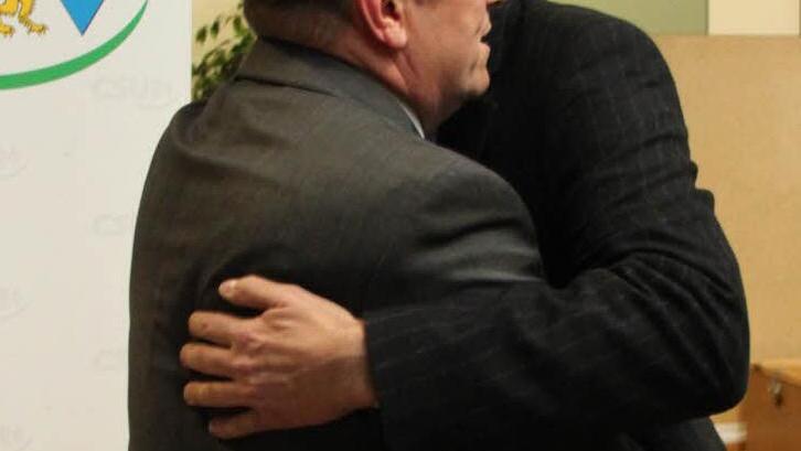 Von Henry Schramm gibt es eine Umarmung für den CSU-Direktkandidaten im Stimmkreis Wunsiedel-Kulmbach.