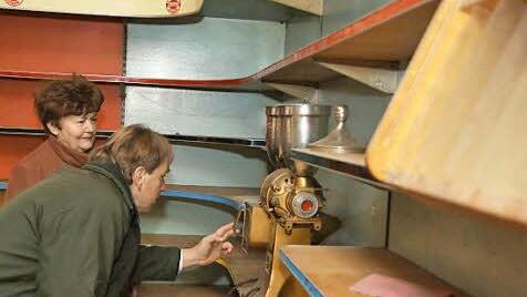 Ingeborg Pfriem und Detlef Mohr inspizieren die Mühle.