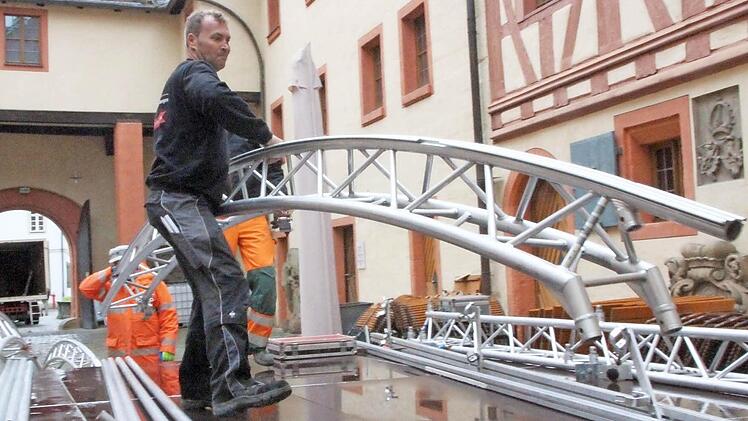 Die Bühne ist eine Art Stecksystem. Sie kann deutlich schneller aufgebaut werden als das Vorgänger-Modell.