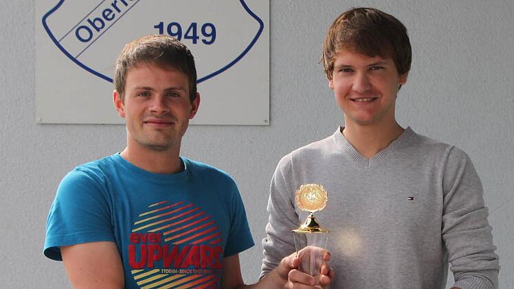 Holte sich mit 32 Treffern den Torjäger-Pokal der Saale-Zeitung: Simon Wittmann von der SG Oberleichtersbach (rechts). Den Pokal überreichte Saale-Zeitung-Praktikant und SGO-Teamkollege Sebastian Vogt.  Foto: bsv