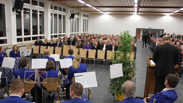 Das Blasorchester sorgt für die musikalische Umrahmung.