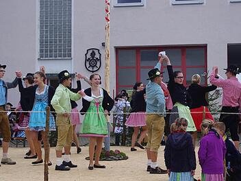Hesselbacher Jugendliche belebten im vergangenen Jahr die alte Kirchweih-Tanztradition. Foto: Heike Schülein