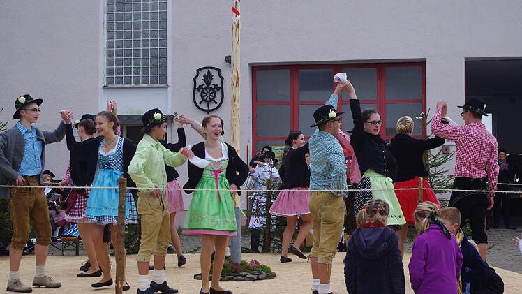 Hesselbacher Jugendliche belebten im vergangenen Jahr die alte Kirchweih-Tanztradition. Foto: Heike Schülein