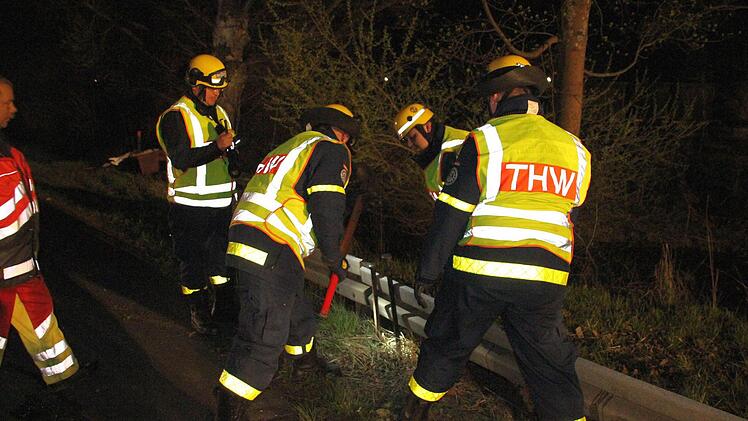 Das THW befestigte die Leitplanke provisorisch.  Foto: Friedwald Schedel