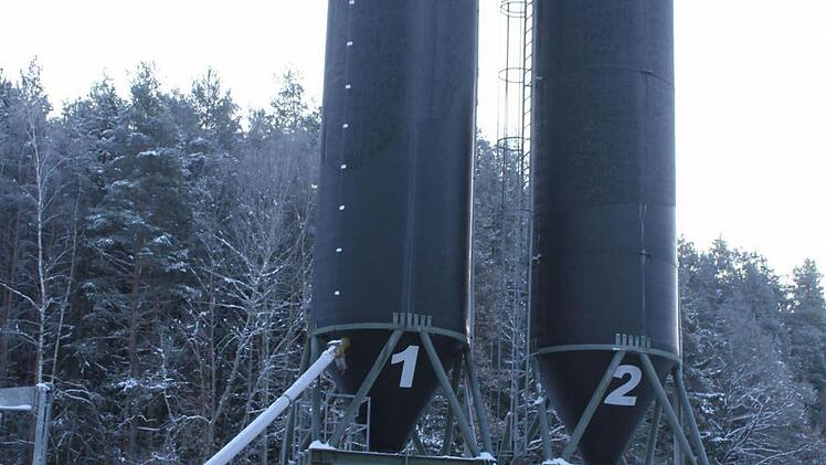 Aus den Silos in Leuchau wird Streusalz geladen, auch in Wartenfels gibt es ein solches Silo.