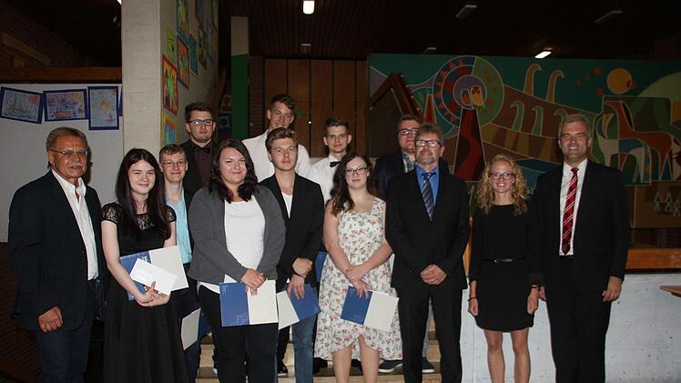 Die Fachabiturienten mit dem stellvertretenden Schulleiter Klaus Marr, Projektleiter Timo Ehrhardt, Wolfgang Beiergrößlein (weiterer Stellvertreter des Landrates) und Lehrerkollegium.