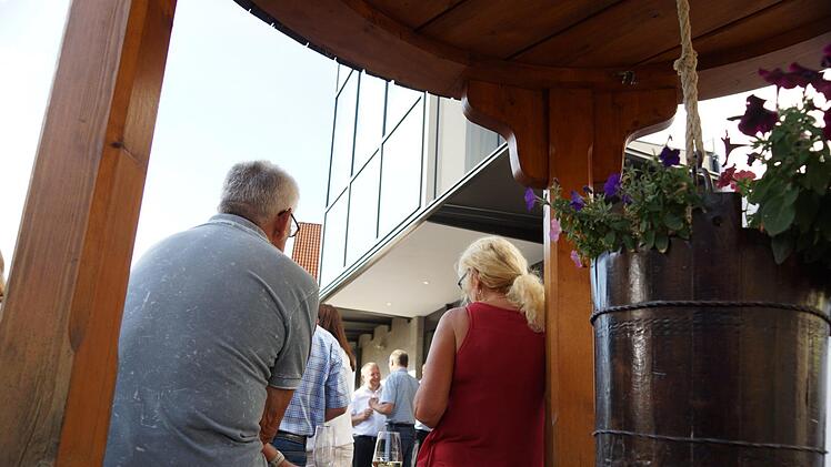 Die Gäste genießen den Sommernachmittag am Wankelbrunnen vor der Vinothek. Foto: Arkadius Guzy