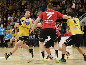 Romas Kirveliavicius (mit Ball) hat den Sprung in den 17-köpfigen österreichischen EM-Kader geschafft. Ob der Rückraumspieler heute und am Dienstag für den HSC 2000 Coburg spielen kann, ist aufgrund muskulärer Probleme noch fraglich.  Foto: Hagen Lehmann