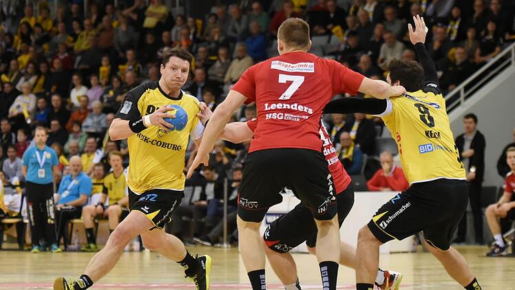 Romas Kirveliavicius (mit Ball) hat den Sprung in den 17-köpfigen österreichischen EM-Kader geschafft. Ob der Rückraumspieler heute und am Dienstag für den HSC 2000 Coburg spielen kann, ist aufgrund muskulärer Probleme noch fraglich.  Foto: Hagen Lehmann