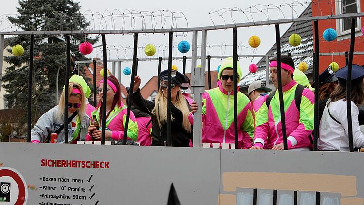 Es lebe der heiligige Bürokratius: Sicherheitscheck am Faschingswagen Fotos: Günther Geiling