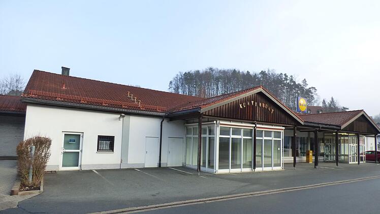 In das leerstehende alte Lidl-Gebäude, in dem zuletzt nur noch die Filiale der Metzgerei Wehrfritz betrieben wurde, soll ein Sonderpreis-Baumarkt einziehen.  Foto: Thomas Weichert