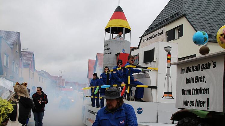 Die Rakete der Feuerwehr hebt ab. Thomas Malz