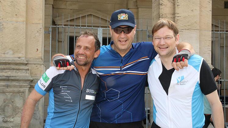 Gut gelaunt in Coburg eingetroffen (von links) Thorsten Glauber, Markus Söder und Hans Reichhart. - Foto: Wolfgang Desombre