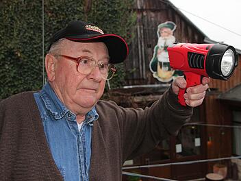Gottfried Winter hat mit seiner Lichtkanone von seinem Balkon aus einen Einbrecher im Café Kitsch in die Flucht geschlagen.