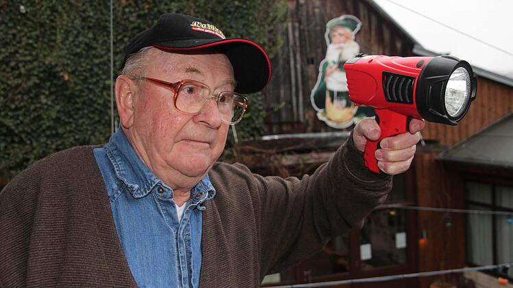 Gottfried Winter hat mit seiner Lichtkanone von seinem Balkon aus einen Einbrecher im Café Kitsch in die Flucht geschlagen.
