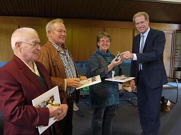Bürgermeister German Hacker (rechts) verabschiedet Alfred Lorenz (von links), Herbert Goldmann und Gerlinde Martini.  Fotos: PaulineLindner