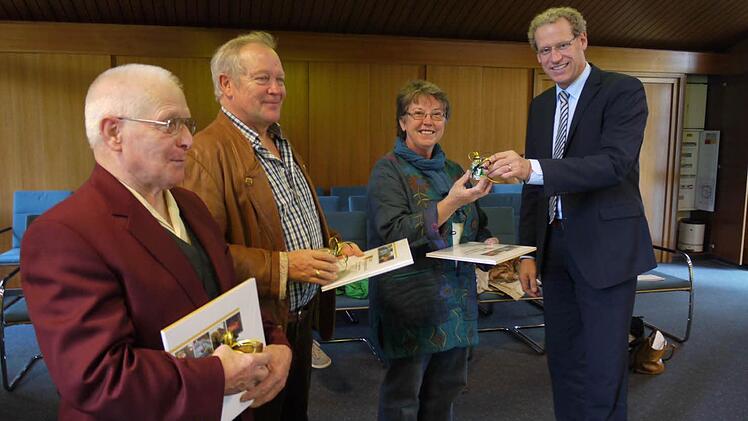 Bürgermeister German Hacker (rechts) verabschiedet Alfred Lorenz (von links), Herbert Goldmann und Gerlinde Martini.  Fotos: PaulineLindner