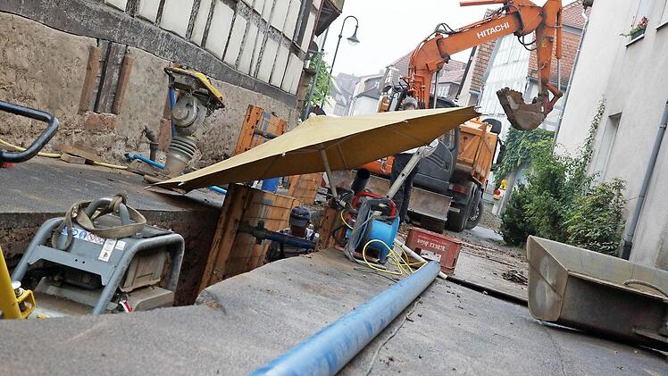 Die Stadtwerke verlegen eine neue Wasserleitung.