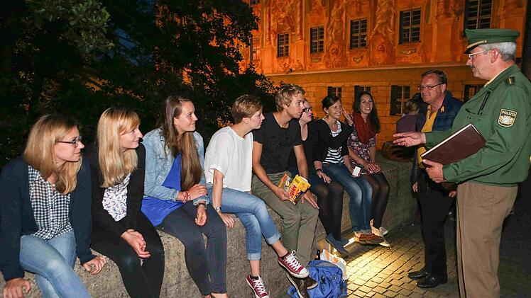 Polizeichef und Oberbürgermeister suchen das Gespräch. Foto: Riegerpress
