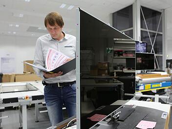 Alle Loewe-Geräte werden entgegen der bisherigen Planung in Kronach produziert. Damit entstehen neue Arbeitsplätze in der Fertigung. Das Bild zeigt Fertigungsingenieur Jan-Erik Karl. Foto: Barbara Herbst