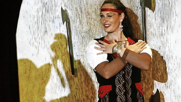 Die Äxte fliegen, doch die Dame zeigt keine Angst.   Alle Fotos: Josef Hofbauer