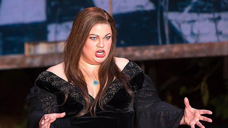 Impressionen vom "Zigeunerbaron" auf der Waldbühne Heldritt: Eva-Marie Misinksi als Saffi.Foto: Albert Höchstädter
