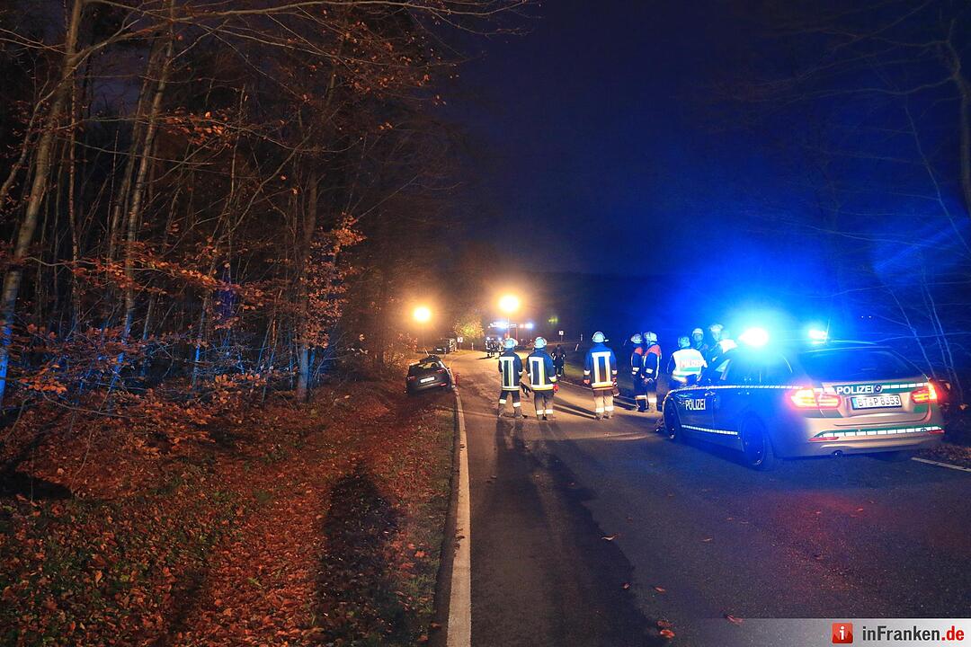 Pkw prallt bei Buch gegen Baum