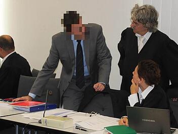 Der Angeklagte Heinz W. (Mitte) mit seinen Verteidigern Dieter Widmann (links) sowie Klaus Bernsmann und Katharina Rausch. Archivfoto: Anna Lienhardt