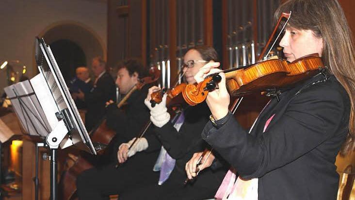 Streicher bereicherten den Jubiläumsgottesdienst, im Hintergrund die Rieger-Orgel.