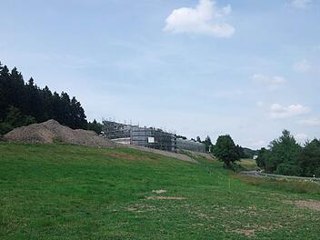 Um ins Tropenhaus zu kommen, führt der Weg viele durch die Christian-Hammerschmidt-Straße in Kleintettau. Foto: Veronika Schadeck