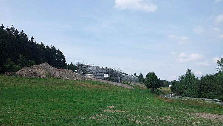 Um ins Tropenhaus zu kommen, führt der Weg viele durch die Christian-Hammerschmidt-Straße in Kleintettau. Foto: Veronika Schadeck