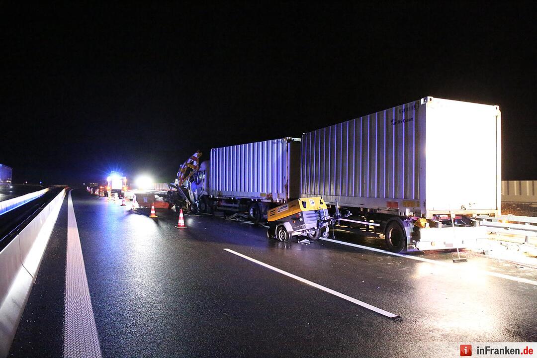 Lkw walzt Nachtbaustelle nieder - Bauarbeiter schwer verletzt - Bild der Verwuestung auf mehr als 300 Metern