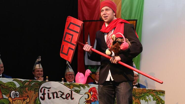 Beschwerden auf Facebook, wo denn der Winterdienst bleibt: Bürgermeister Jürgen Hennemann nimmt die Schippe selbst in die Hand - ein Bürgermeister für alle Fälle. Janina Reuter