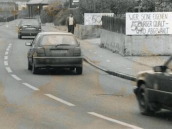 Der Protest aus Niederndorf mit der Forderung nach Tempo 30 währt Jahrzehnte. Unser Foto ist vom Dezember 1995.  Foto: FT-Archiv