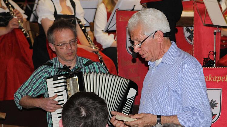 Roland Pompe war beim Josefifest des Musikvereins in Zeyern wieder als Gstanzlesänger aktiv. Michael Wunder
