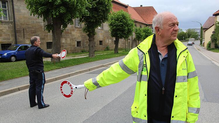 Michael Lang und Alfons Hrubesch gaben Anschauungsunterricht. Da hatte der Verkehr auch mal zu halten.