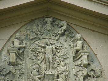 Ein Werk des Bildhauers Julius Emes ist über der ehemaligen Eingangstür der katholischen St. Laurentius Kirche in Thundorf zu bestaunen. Foto: Philipp Bauernschubert