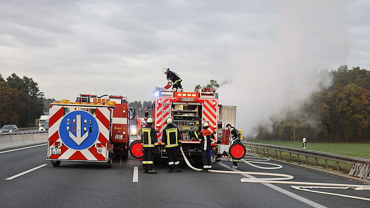 Brennender Laster auf Autobahn: Batterien geladen