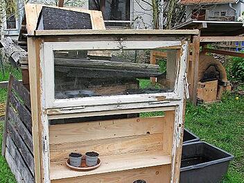 Der Gemüsepflanzschrank. Alte Handwerkerkniffe sind bei der Gartenarbeit gefragt.