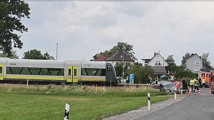 Zug kollidiert mit Auto: Mann bei Unfall an unbeschranktem Bahnübergang schwer verletzt