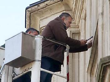 Schauen, tasten, klopfen: Martin Schweizer prüft den Sandstein. Fotos: Simone Bastian