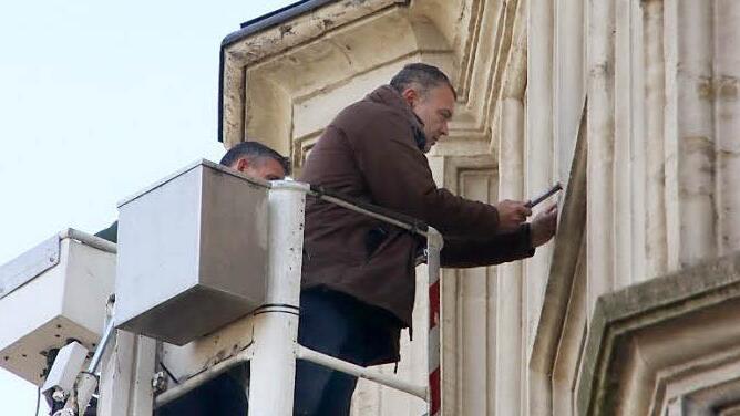 Schauen, tasten, klopfen: Martin Schweizer prüft den Sandstein. Fotos: Simone Bastian