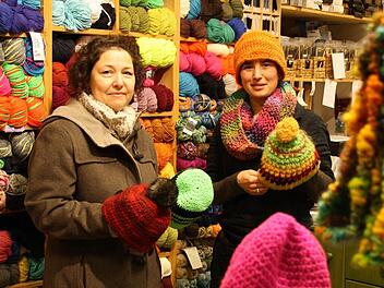 Sabine Holzheimer (links) aus Großenbrach strickt und häkelt seit Kindesbeinen an. Natürlich gehören auch die bunten und trendigen Boshis mittlerweile zu ihrem Repertoire. Die Wolle dafür kauft sie bei Steffani Wirsing vom Bad Kissinger Handarbeitsladen in der Grabengasse. Fotos: Carmen Schmitt/Ralf Ruppert