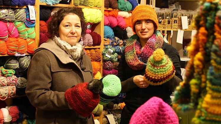 Sabine Holzheimer (links) aus Großenbrach strickt und häkelt seit Kindesbeinen an. Natürlich gehören auch die bunten und trendigen Boshis mittlerweile zu ihrem Repertoire. Die Wolle dafür kauft sie bei Steffani Wirsing vom Bad Kissinger Handarbeitsladen in der Grabengasse. Fotos: Carmen Schmitt/Ralf Ruppert