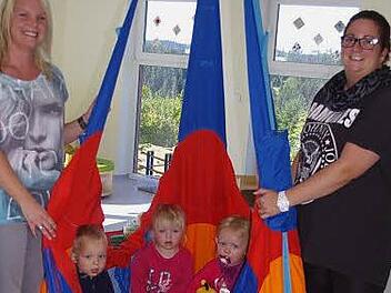 Kinderkrippen-Leiterin Christina Mantey (l.) und Kinderpflegerin Carolin Mäusbacher freuen sich mit den Krippenkindern Oskar, Lilly und Elena (hinten) auf die Einweihung. Foto: Heike Schülein