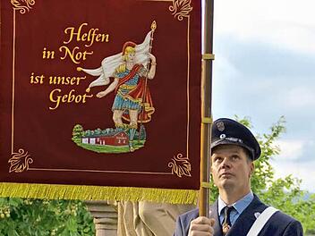 Beim Florianstag wurde die neue Standarte der Wollbacher Wehr wurde gesegnet. Matthias Rottenberger hielt sie.  Foto: Kathrin Kupka-Hahn/Archiv