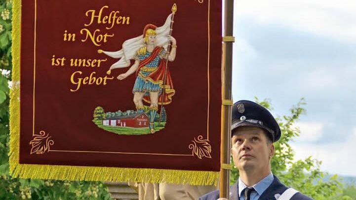 Beim Florianstag wurde die neue Standarte der Wollbacher Wehr wurde gesegnet. Matthias Rottenberger hielt sie.  Foto: Kathrin Kupka-Hahn/Archiv