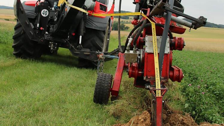 Benjamin Risch pflügt das Lehrrohr für das Glasfaserkabel ein. Foto: Ralf Ruppert