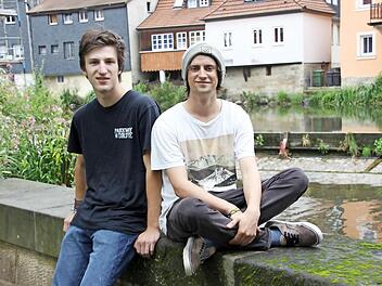 Hier sitzen Maximilian Beitzinger (links) und Jonathan Stumpf noch am Ufer der Haßlach. Ab dem 1. September leben und arbeiten sie ein Jahr lang in Tansania.  Foto: Andreas Schmitt
