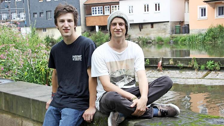 Hier sitzen Maximilian Beitzinger (links) und Jonathan Stumpf noch am Ufer der Haßlach. Ab dem 1. September leben und arbeiten sie ein Jahr lang in Tansania.  Foto: Andreas Schmitt
